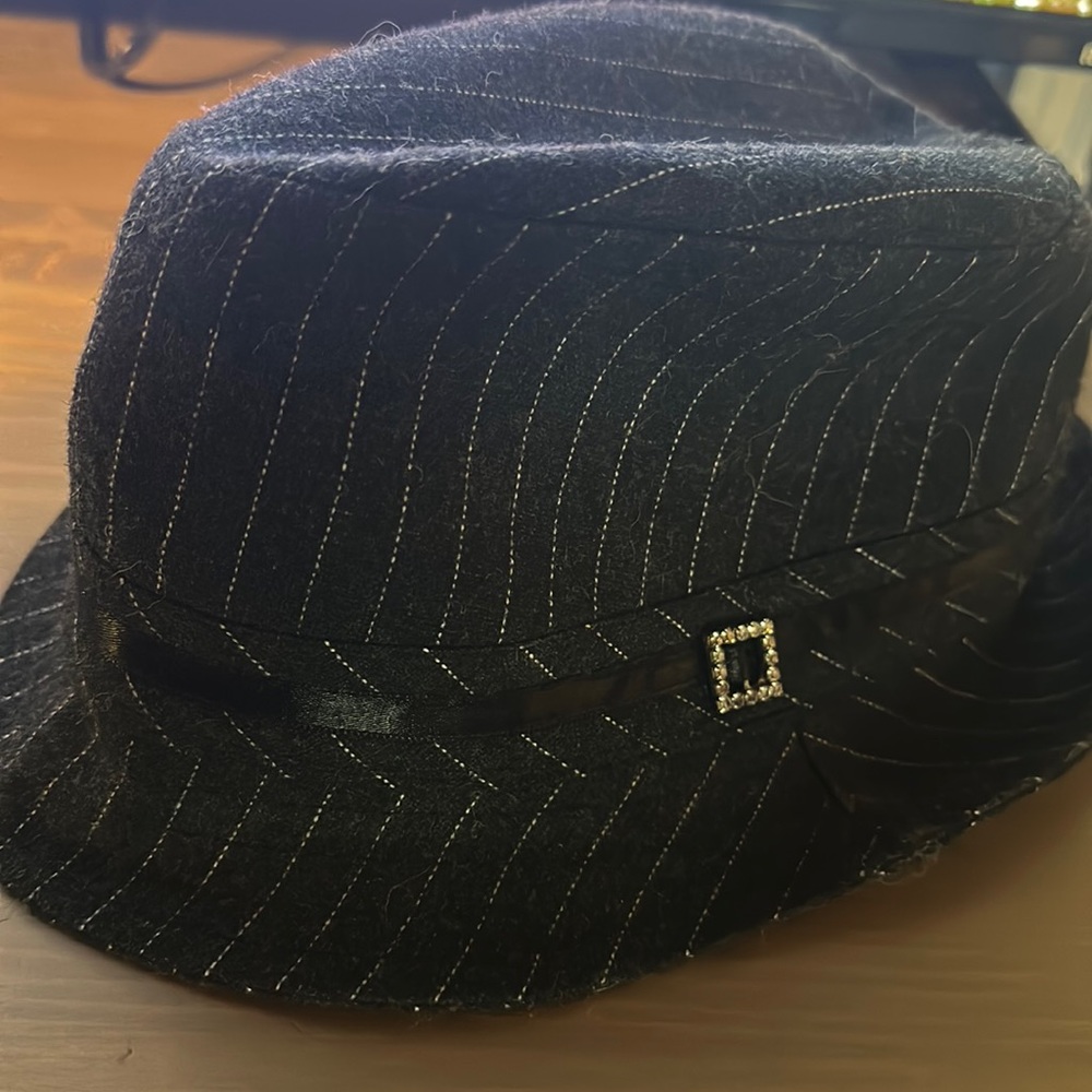 Adorable fedora with delicate details